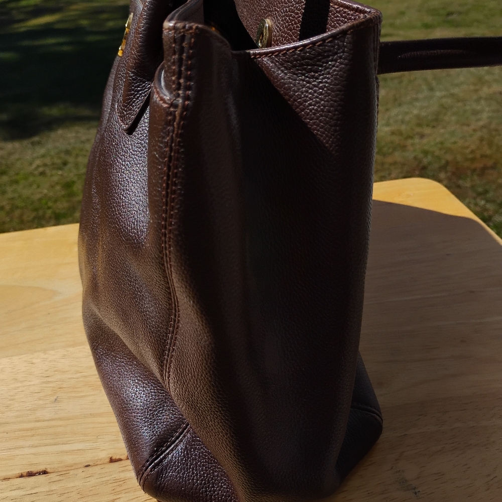 CHANEL Gold Leather Tote with Classic Elegance - Picture 6 of 10